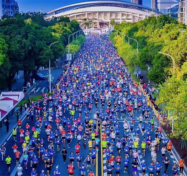 Grupa HI-Q biegnie razem w maratonie Zhuhai